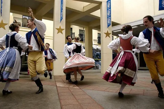 Sken článku: Czech folk dancers bring „Velvet Generation“ to Naples