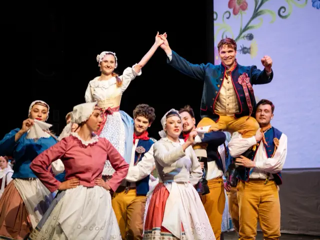 Joy on stage – dancers lifting their partners