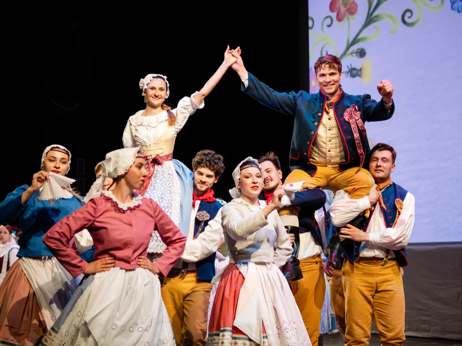 Joy on stage – dancers lifting their partners
