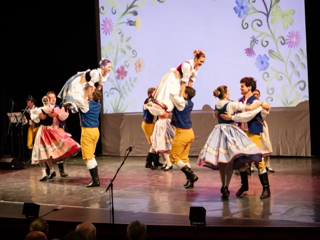 Couple dance with lifts at the grand spring performance